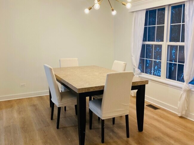 Foto del edificio - 2745 Borkshire Ln