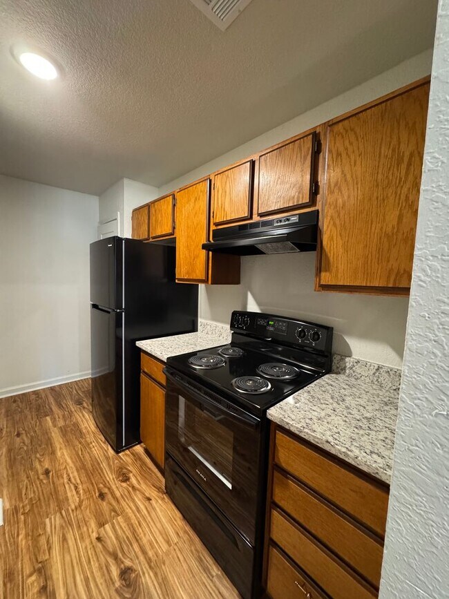 Foto del edificio - 2 BED / 1 Bath Apartment in Truman.  READY NOW!