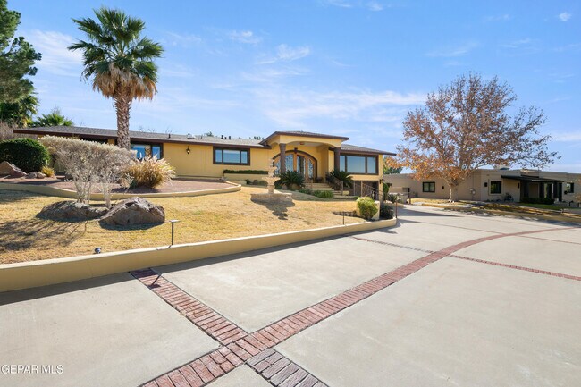 Foto del edificio - 6204 Pinehurst Dr