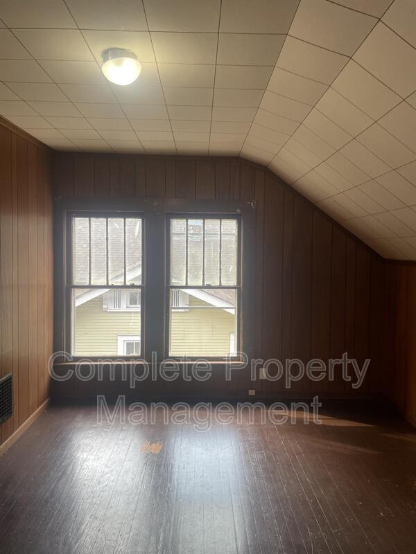 Building Photo - 921 7th Pl SW
