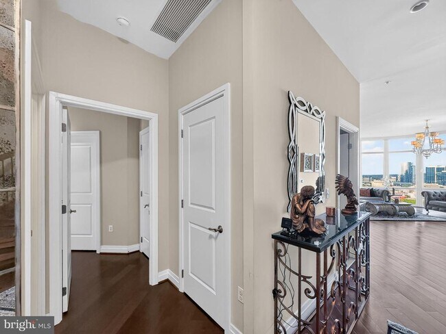 Foto del edificio - 8220 Crestwood Heights Dr