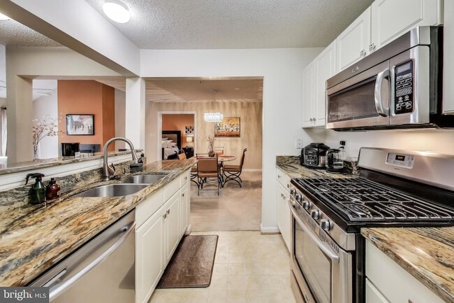 Building Photo - 10021 Vanderbilt Cir