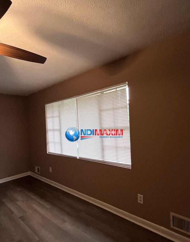 Building Photo - Well-kept spacious split-level home with u...