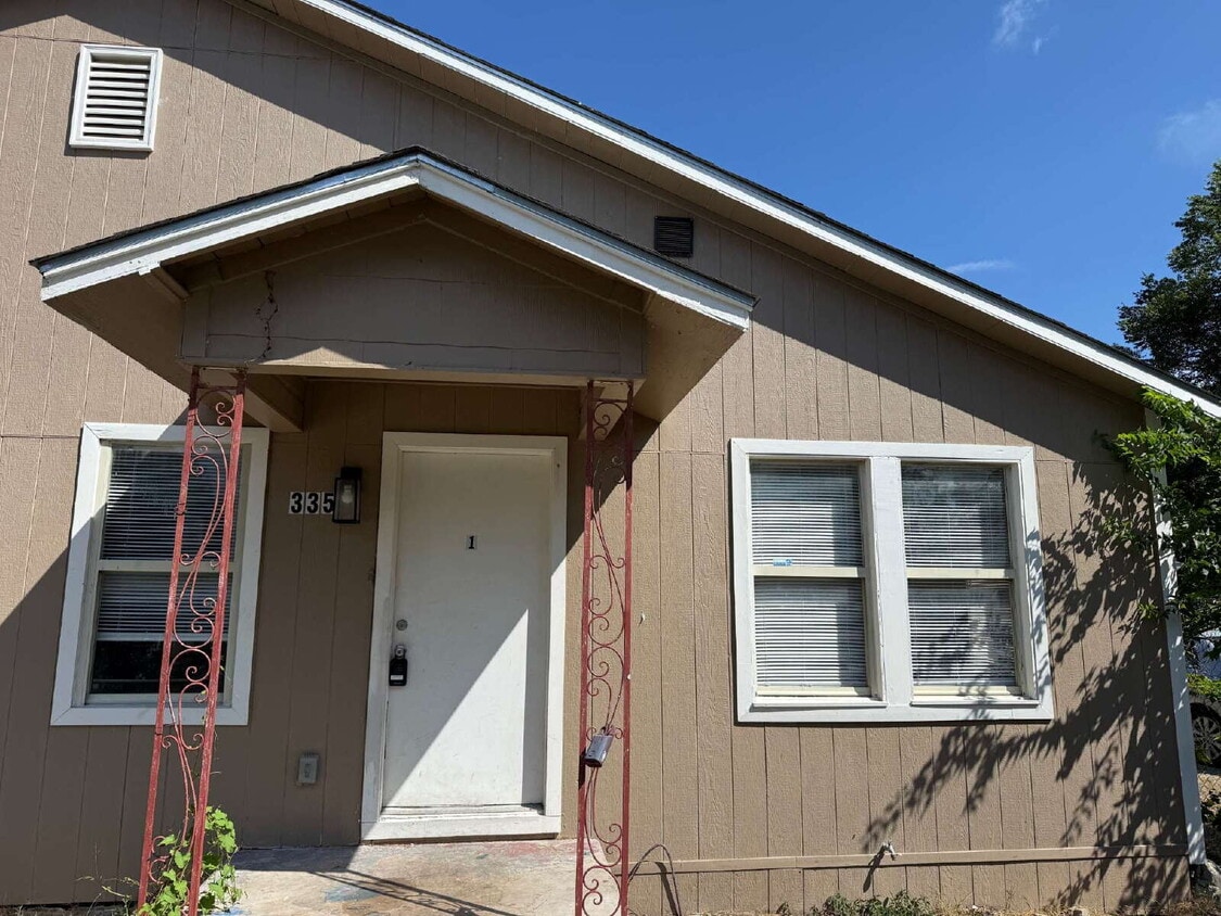 Foto principal - Gorgeous 4 Bed/1 Bath in the Hot Wells Nei...