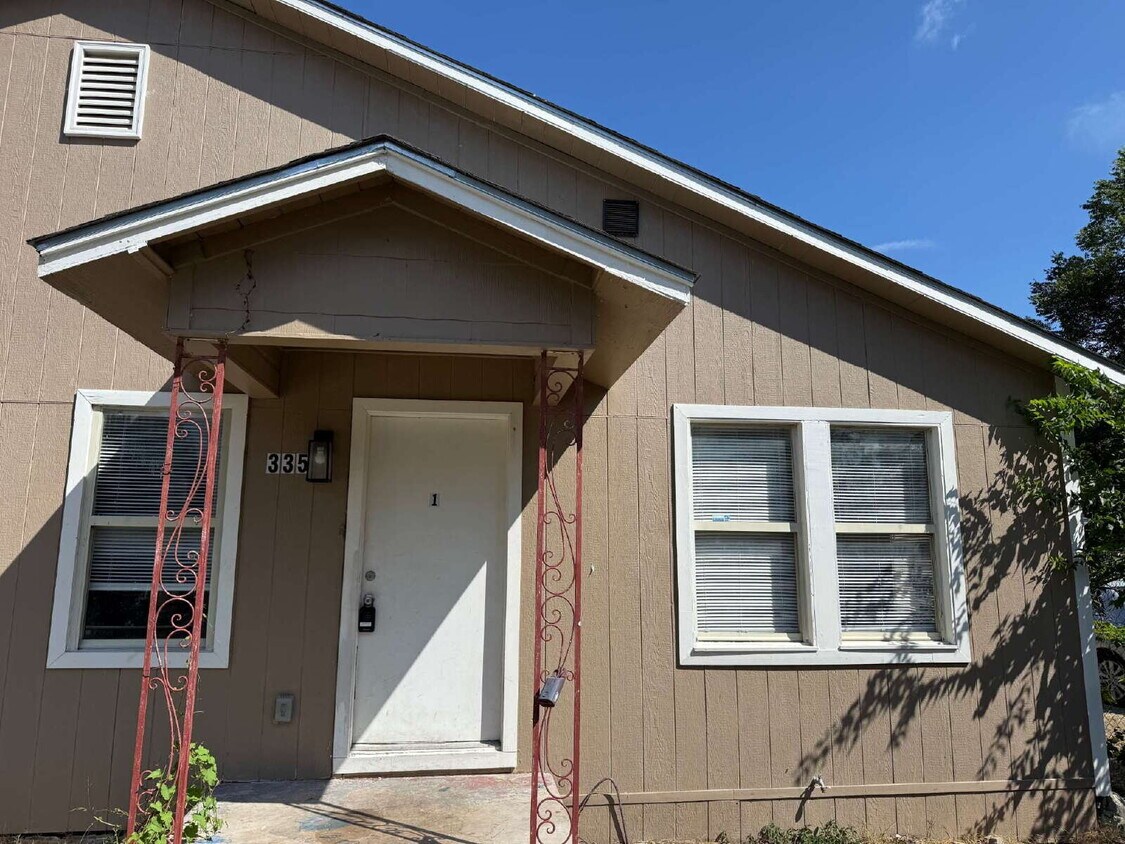 Primary Photo - Gorgeous 4 Bed/1 Bath in the Hot Wells Nei...