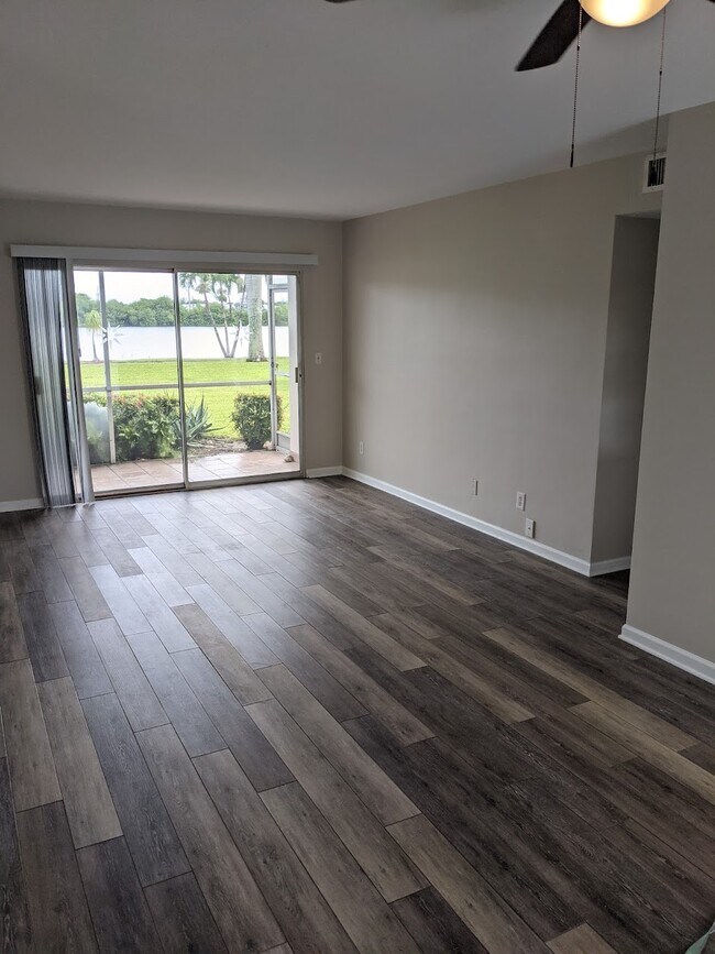 living room - 960 Crystal Lake Dr