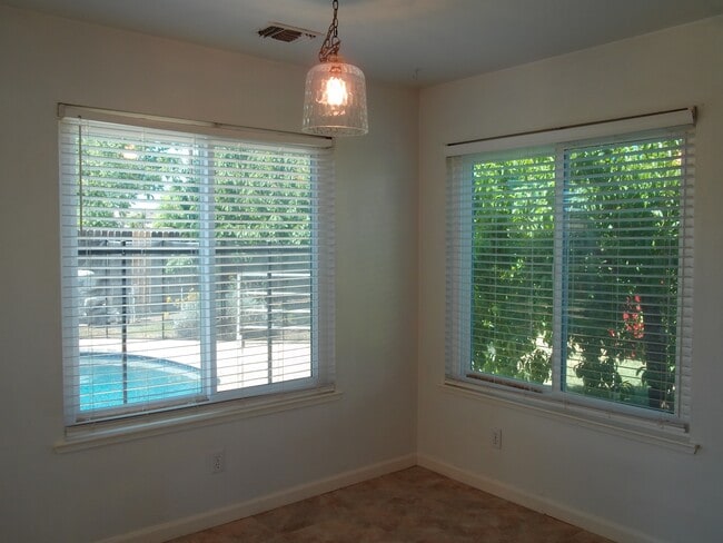 Building Photo - 1502 Williamsburg Dr