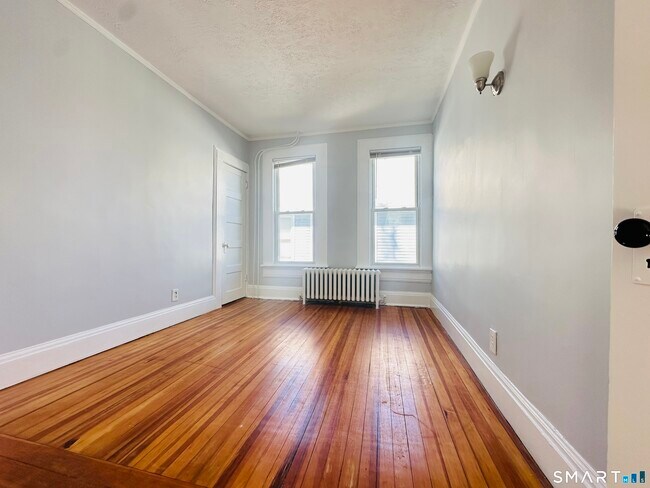 Foto del edificio - 133 Quaker Ln S