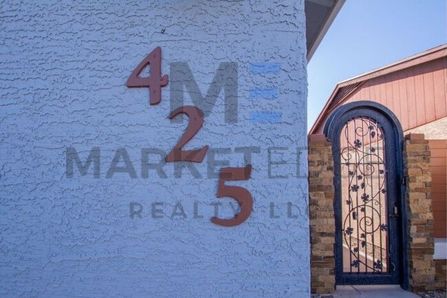 Building Photo - 3Bed/2Bath House at 7th/101! JOIN THE WAIT...