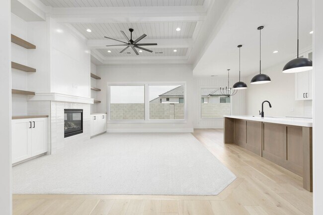 Building Photo - Stunning  4 bed | 3 bath | 3 car garage cu...