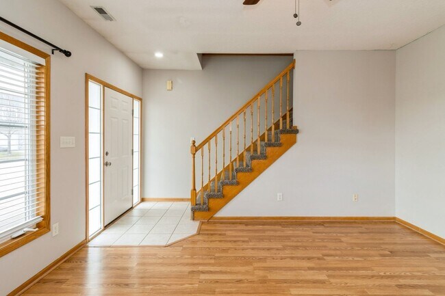 Building Photo - UPDATED TOWNHOME!! 2 Bed, 2.5 Bath Townhome in Ankeny