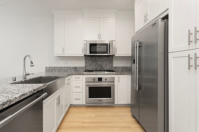 Building Photo - 2116 Solara Ln
