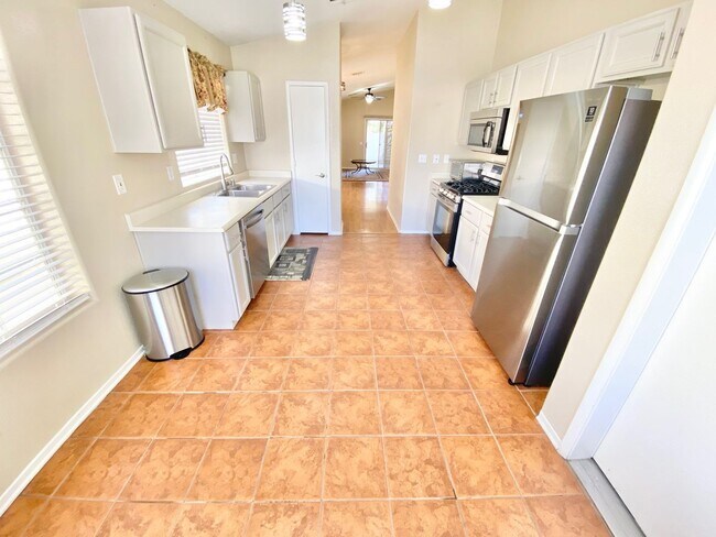 Building Photo - BEAUTIFUL 3 BEDROOM, 2 BATH SINGLE-STORY H...