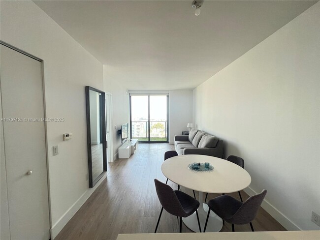 Foto del edificio - 501 NE 31st St