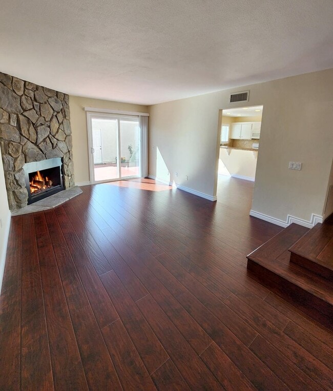 Building Photo - Bright & Beautiful Home Nestled Near Natur...