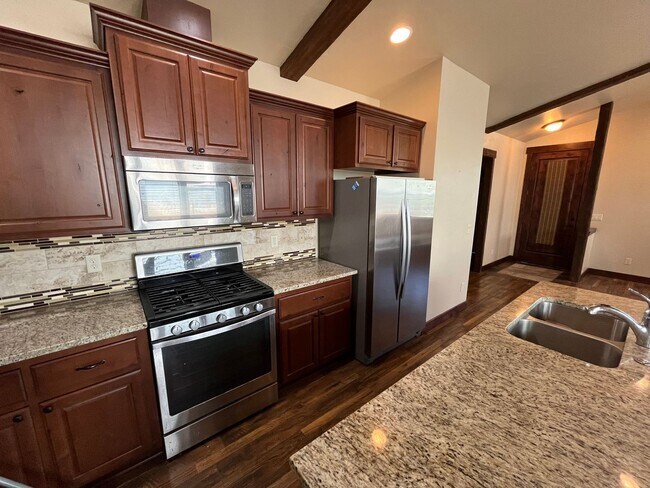 Building Photo - Charming 3 Bed/2 Bath Single Level Craftsm...