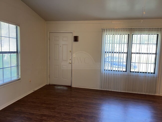 Building Photo - 916 Evergreen Dr