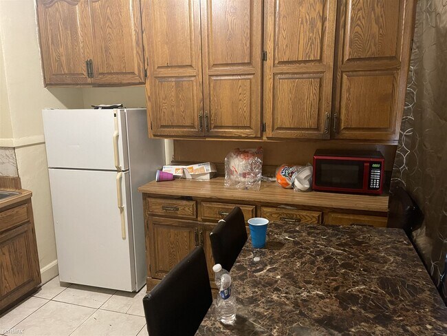 Building Photo - 4 br, 1 bath Duplex - 3260 N 21st St LOWER...