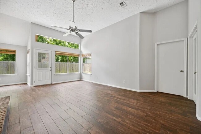 Foto del edificio - 3518 Grove Oaks Dr
