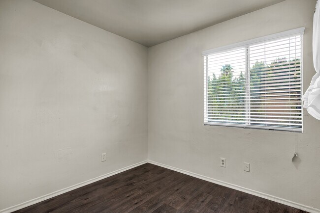 Foto del edificio - 5243 Huntington Dr N