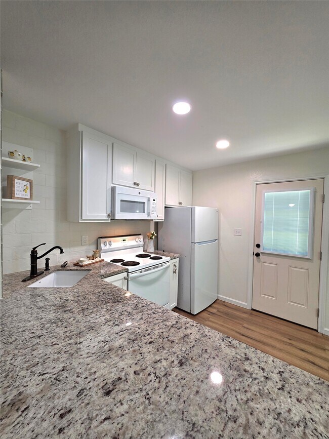 Foto del edificio - 5422 Pine Ave