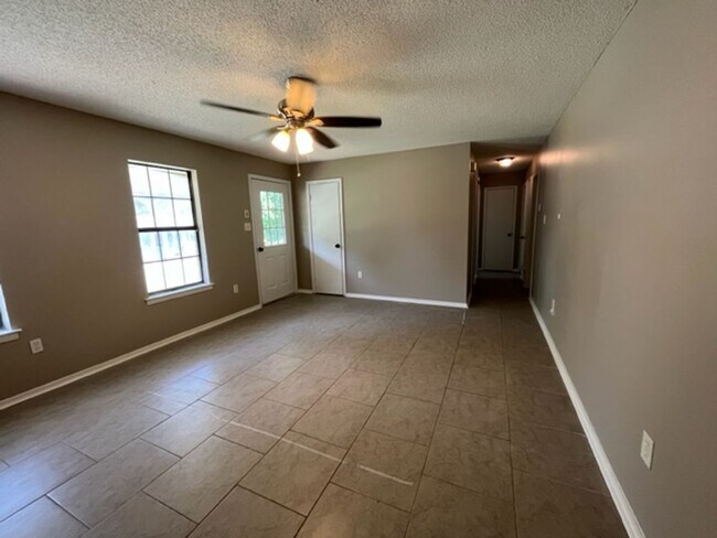 Foto del edificio - Renovated 3 Bedroom 1 Bath Home for Rent!!