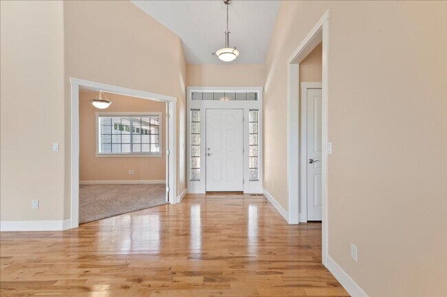 Building Photo - 3 Bedroom 3 Bathroom Home in Desirable Eag...