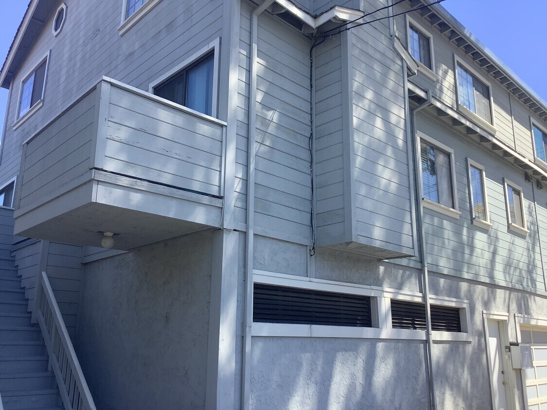 Building - 620 Peninsula Ave