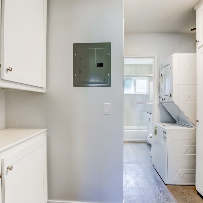 Building Photo - Modern & Beautiful! 2-Bedroom, 1-Bathroom ...