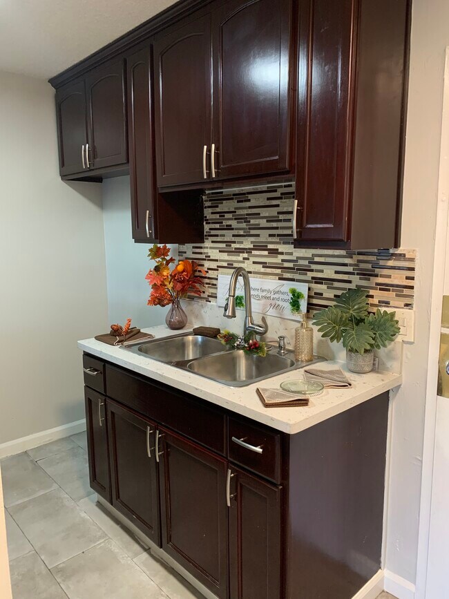 Building Photo - 4686 Woodside Dr
