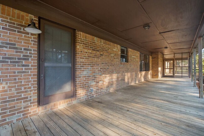 Foto del edificio - 5 bed 2.5 bath home with acreage