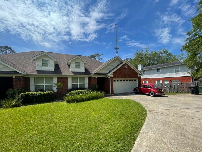 Large 3/2 with Fenced in Yard! - Large 3/2 with Fenced in Yard! Apartment