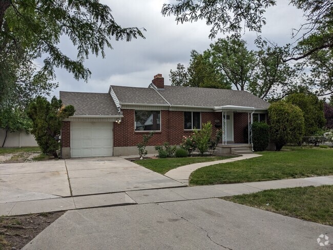 Building Photo - 921 N Poinsettia Dr