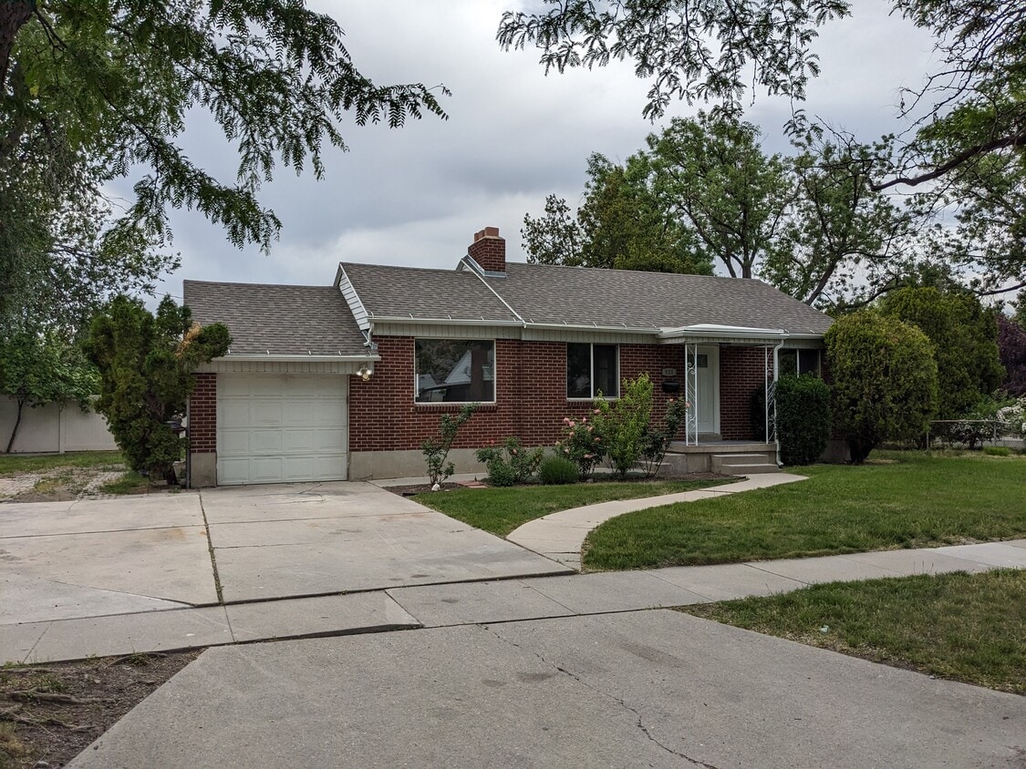 921 N. Poinsettia Drive - 921 N Poinsettia Dr