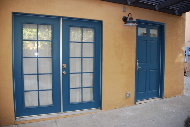 Las puertas francesas se abren a un patio privado - 1162 S Hayworth Ave