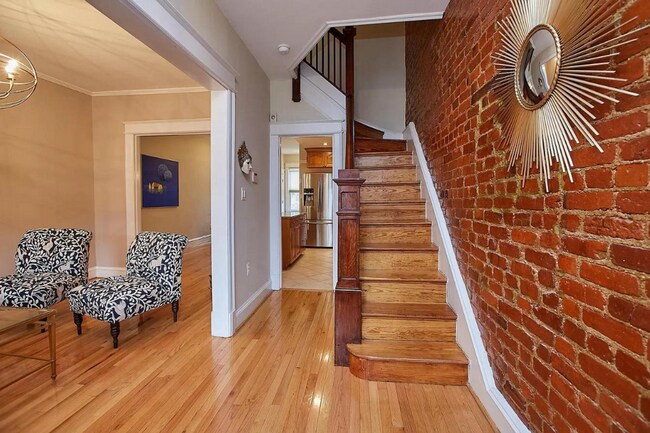 Building Photo - 3 level townhouse w 2br 2.5ba, parking spo...
