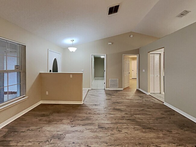 Building Photo - 427 Woodview Dr
