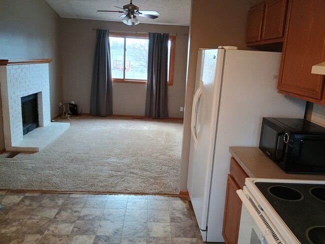 Cocina/Sala de estar - 5306 W Cleveland Ave