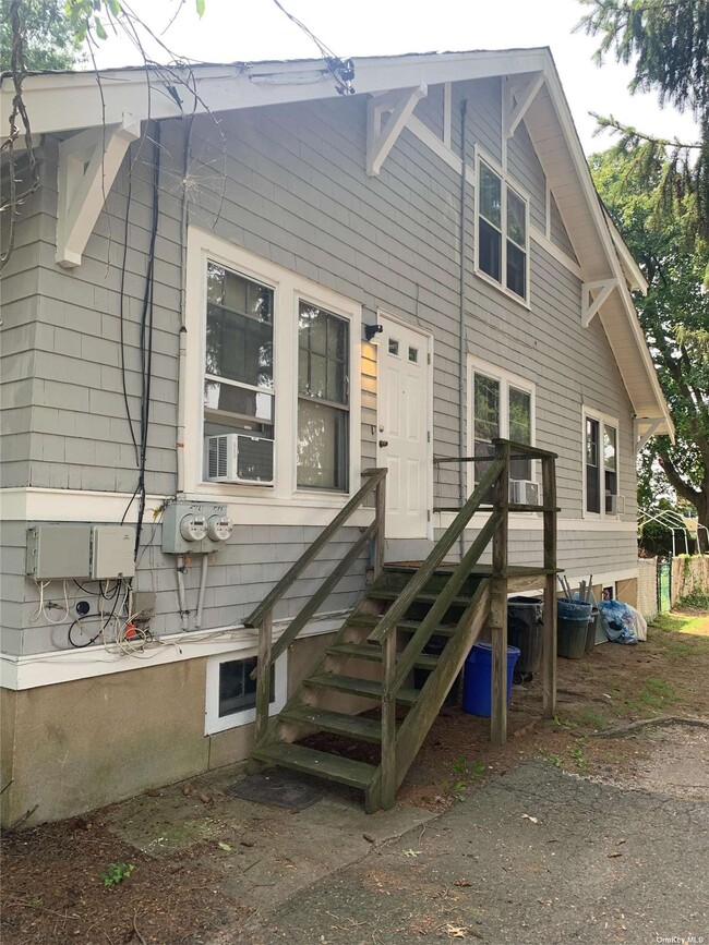 Building Photo - 253 N Wellwood Ave