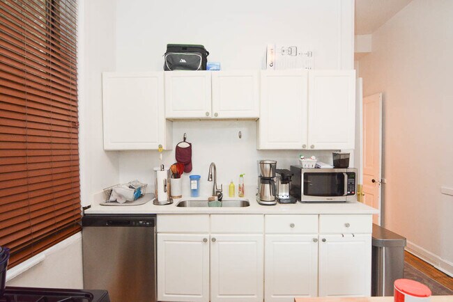 Foto del edificio - 2137 N Sheffield Ave