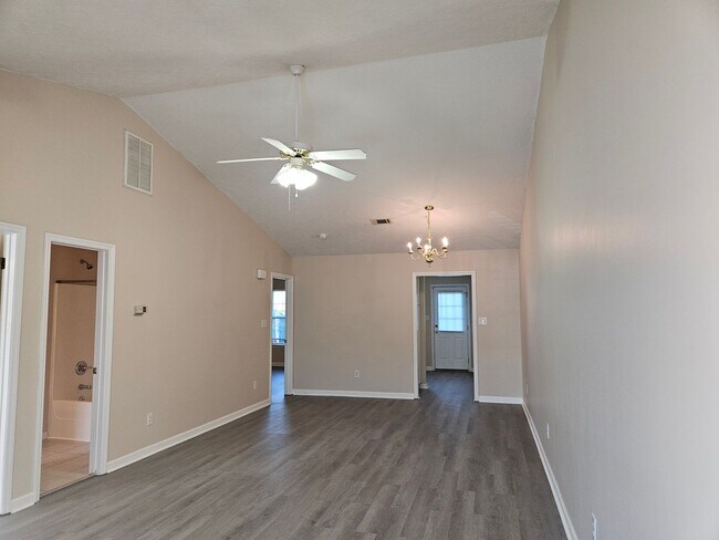 Building Photo - 551 Edgecliff Lane