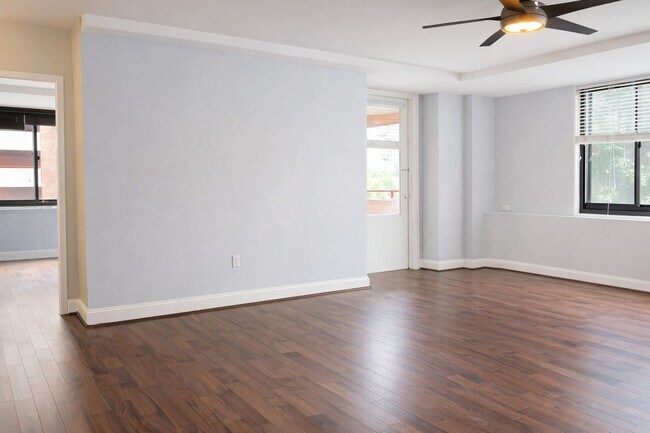 Large living room w balcony - 1021 Arlington Blvd