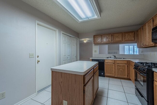 Building Photo - 8926 Village Hills Dr