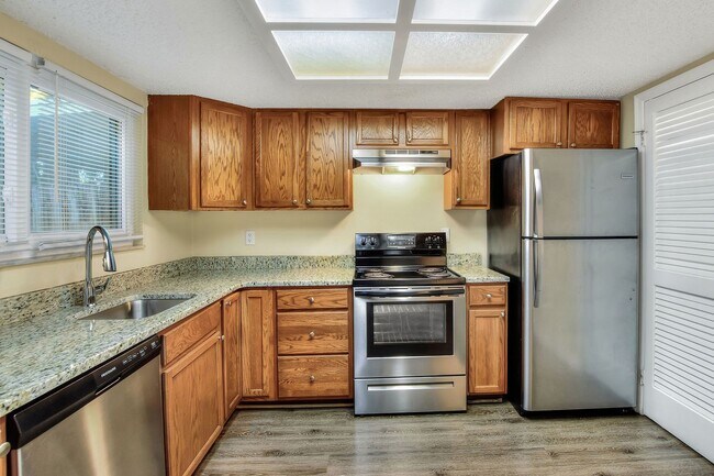 Foto del edificio - Two-Bedroom Townhouse near Park