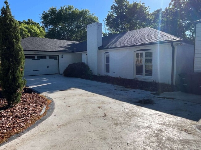Building Photo - "Charming 3-Bedroom Retreat with Granite Elegance & Cozy Fireplace in Kernersville!"