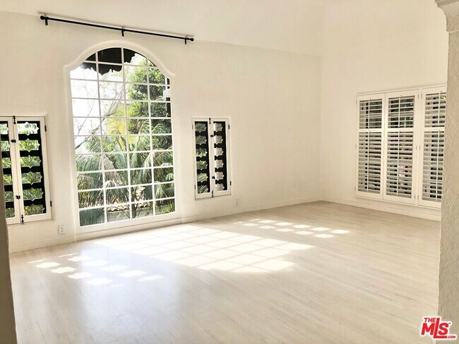 Foto del edificio - 1220-1220 N La Cienega Blvd
