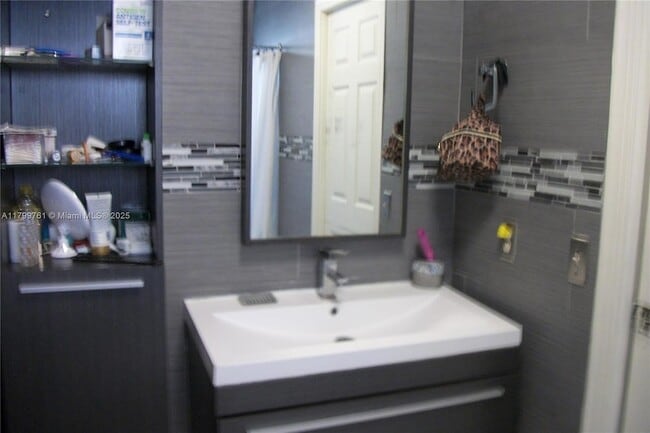 Foto del edificio - 3597 W 72nd Pl