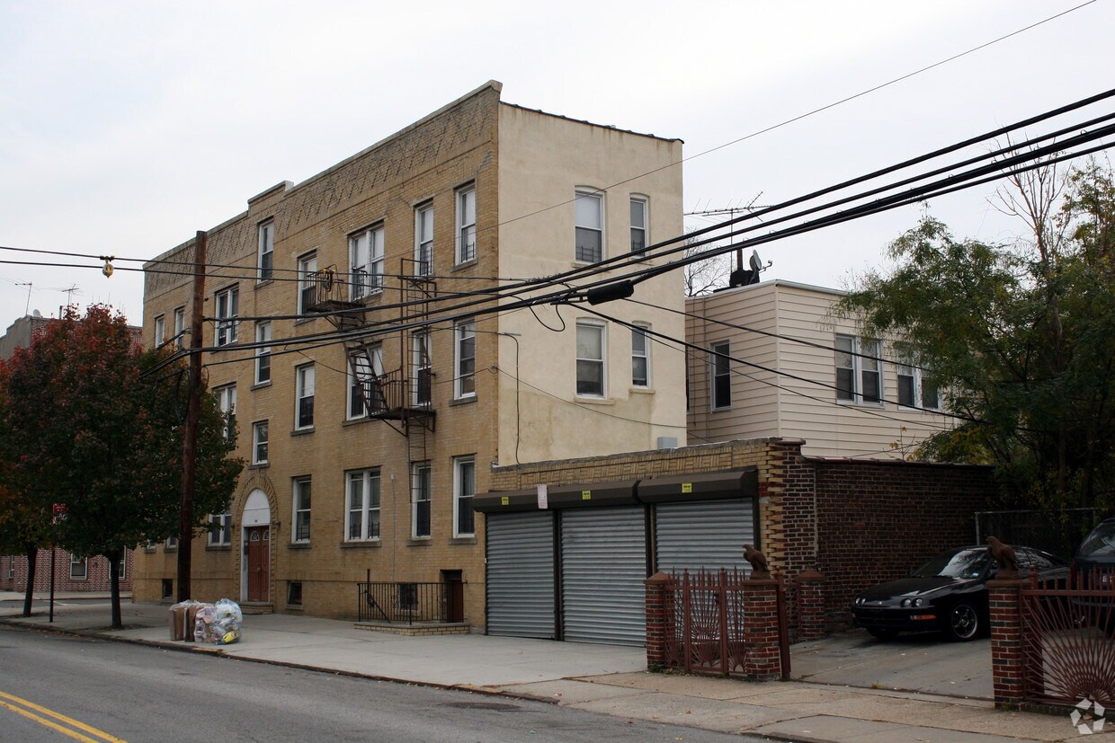 Primary Photo - 814 Rhinelander Ave