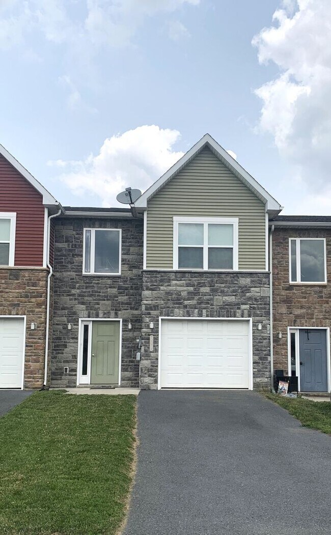 Building Photo - Spacious 3-Bed, 2.5-Bath Townhouse with Fenced Backyard!