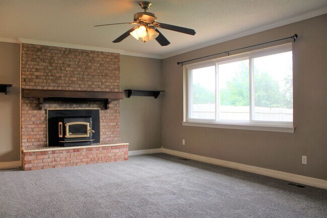 Building Photo - Great Home in Warr Acres Close & Convenien...